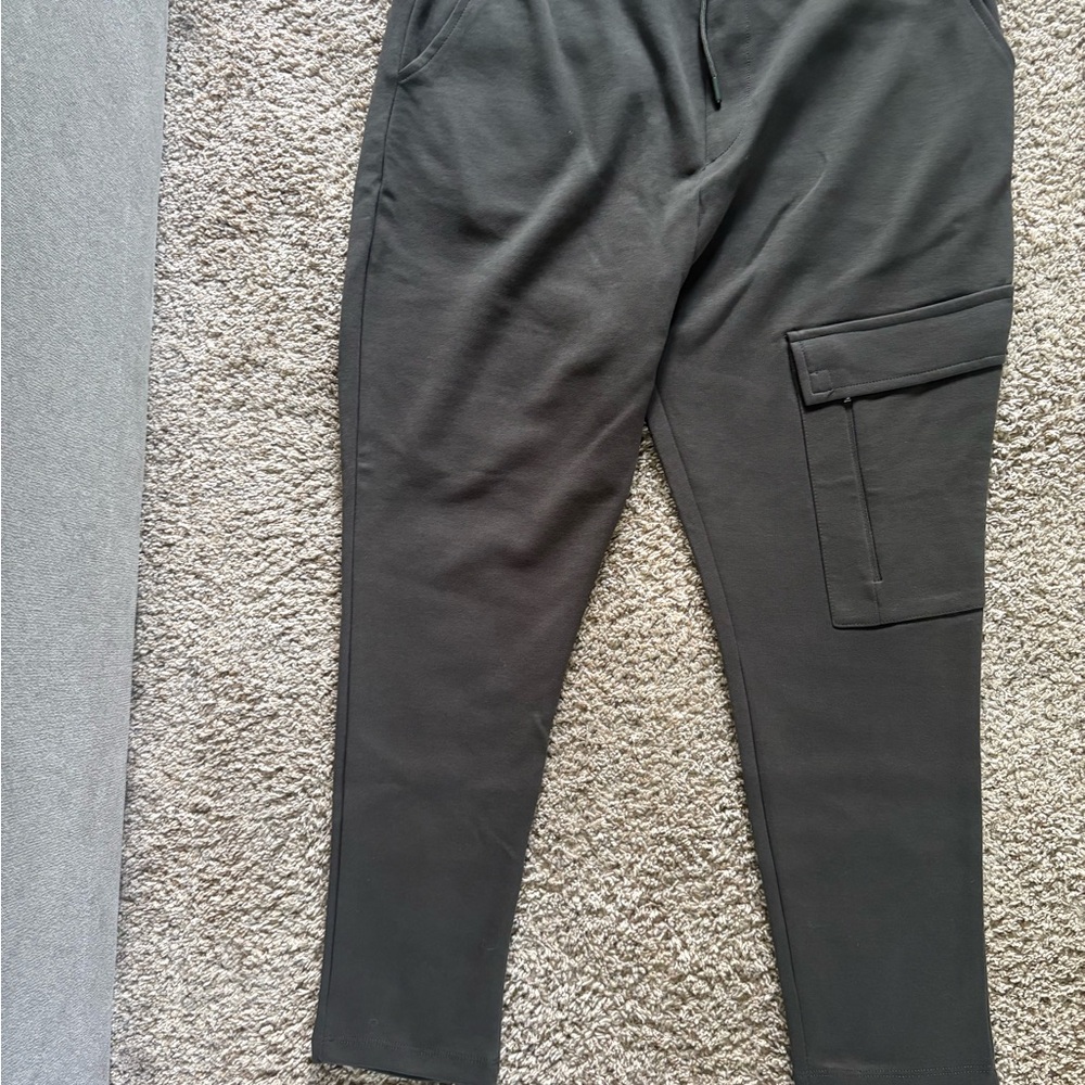 Zara Black Cargo Pants with Durable Design